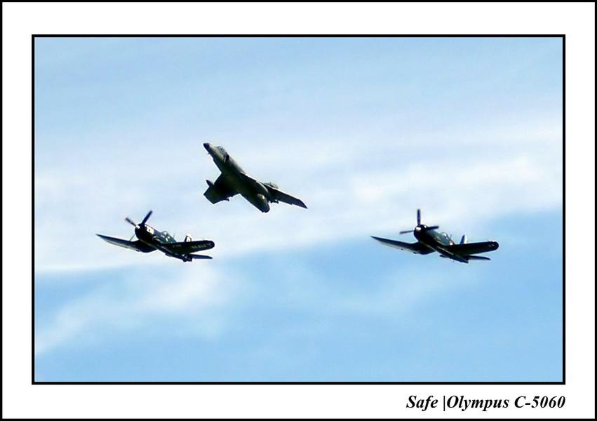 2004   06   Corsairs et superd etendard.JPG